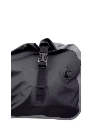 Promozione Borsone Impermeabile Grigio 40 L OSEA - Poliestere 500D, cuciture saldate, chiusura arrotolabile, tasca impermeabile con zip, valvola di compressione, cinghie regolabili e fascia toracica.